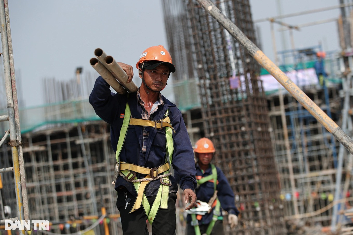 Công nhân vẫn phơi mình miệt mài làm việc giữa trời nắng để kịp tiến độ dự án nhà ga T3 (Ảnh: Nam Anh).