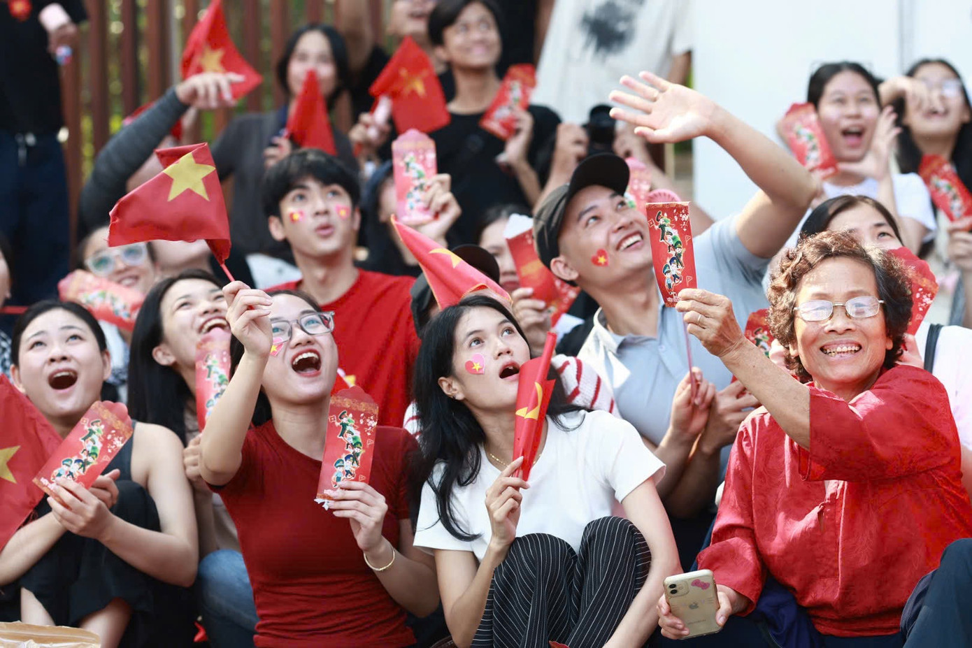 Khoảnh khắc người dân bất ngờ và phấn khích khi theo dõi tiêm kích trình diễn, bay lượn trên bầu trời.