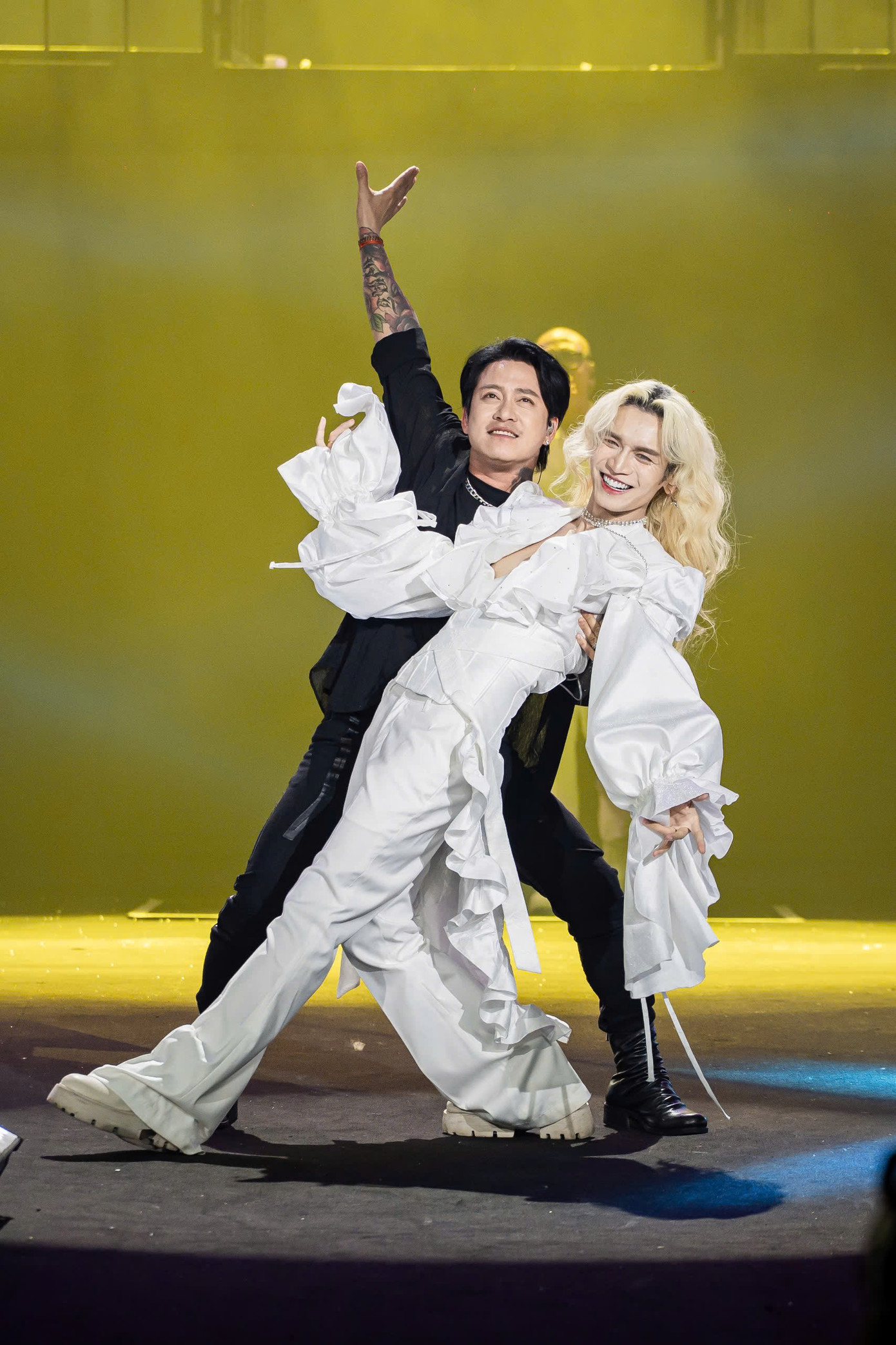 Tuấn Hưng kể hành trình thức tỉnh trong live show tối 10/5. Tuấn Hưng kể hành trình thức tỉnh trong live show tối 10/5.