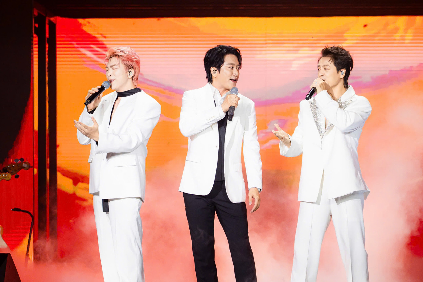 NSND Tự Long, các anh trai cùng khán giả show Chông gai là người giúp Tuấn Hưng thức tỉnh. NSND Tự Long, các anh trai cùng khán giả show Chông gai là người giúp Tuấn Hưng thức tỉnh.