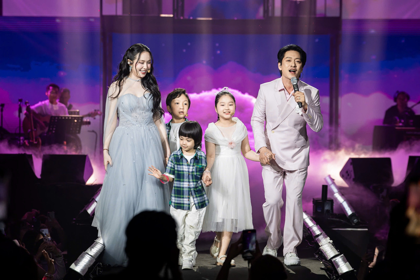 Tuấn Hưng mang gia đình lên sân khấu. Tuấn Hưng mang gia đình lên sân khấu.