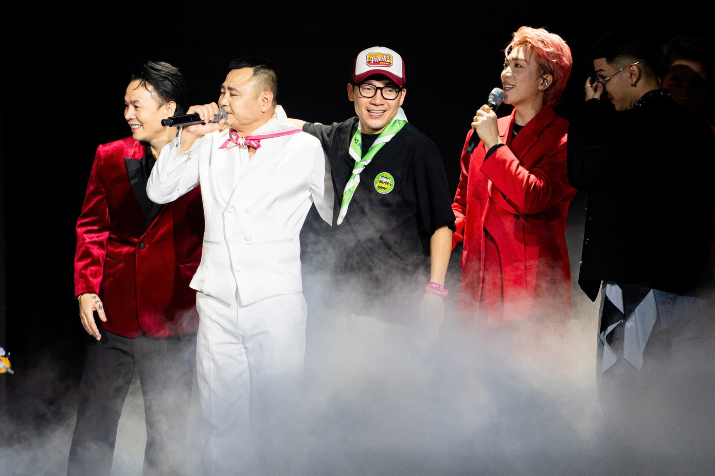 NSND Tự Long, các anh trai cùng khán giả show Chông gai là người giúp Tuấn Hưng thức tỉnh. NSND Tự Long, các anh trai cùng khán giả show Chông gai là người giúp Tuấn Hưng thức tỉnh.