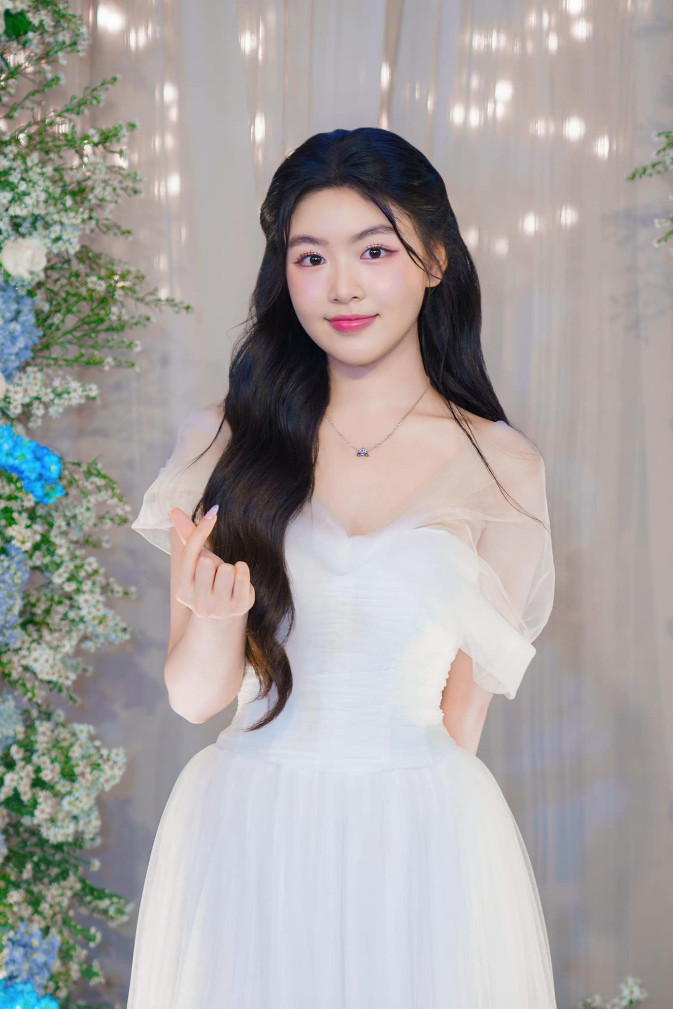 Sau khi hoàn thành chương trình học cấp 3, Lọ Lem tiếp tục theo học tại Đại học Mỹ thuật London, Anh. Đây là ngôi trường chuyên đào tạo về nghệ thuật, thời trang. Sau khi hoàn thành chương trình học cấp 3, Lọ Lem tiếp tục theo học tại Đại học Mỹ thuật London, Anh. Đây là ngôi trường chuyên đào tạo về nghệ thuật, thời trang.