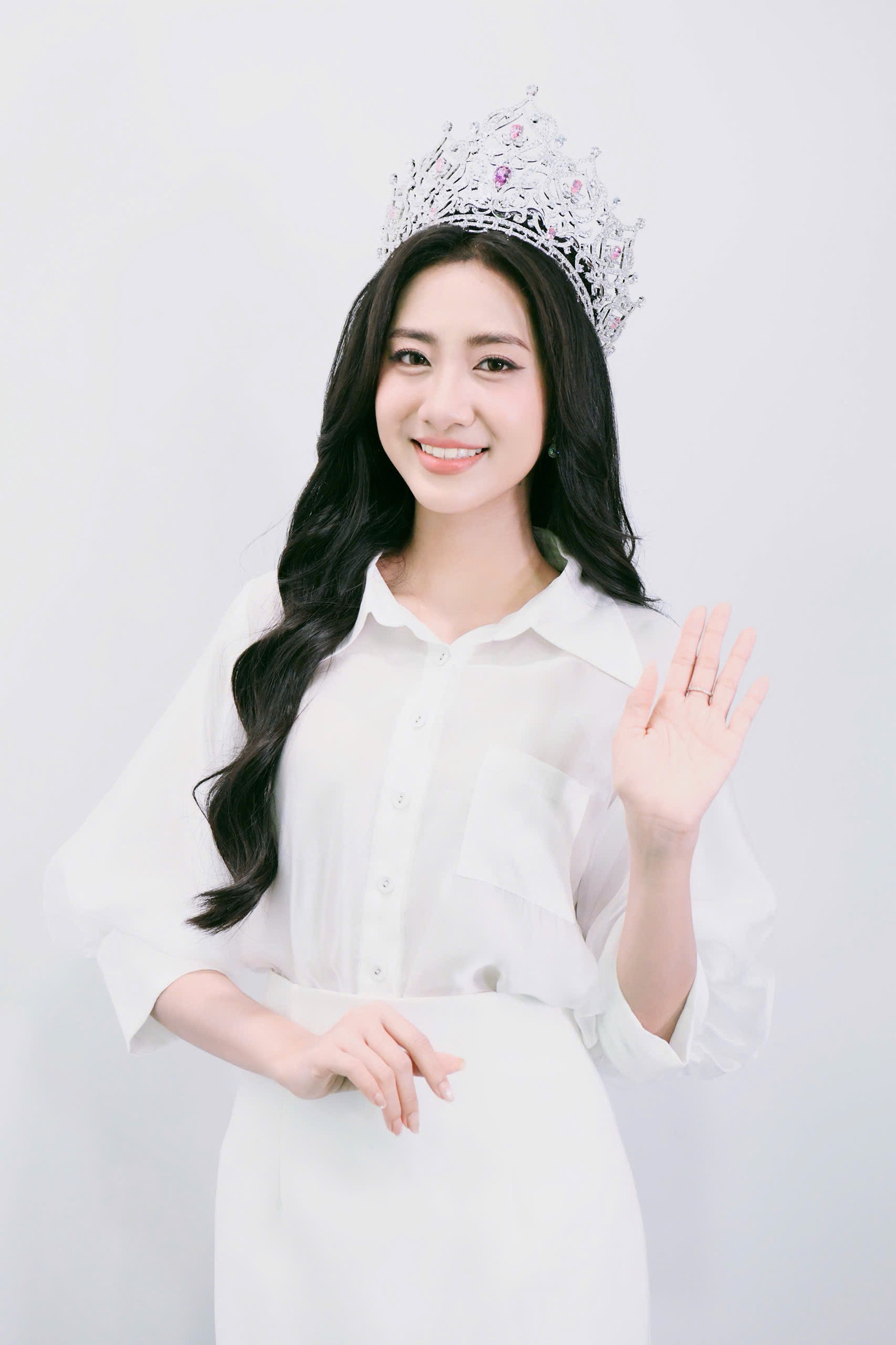 14h hôm nay, Hoa hậu Hà Trúc Linh cùng hai Á hậu cũng có buổi giao lưu, ra mắt truyền thông tại Hà Nội. Đây là buổi gặp gỡ báo chí đầu tiên của Top 3 tại Thủ đô sau 3 ngày đăng quang ở Huế.