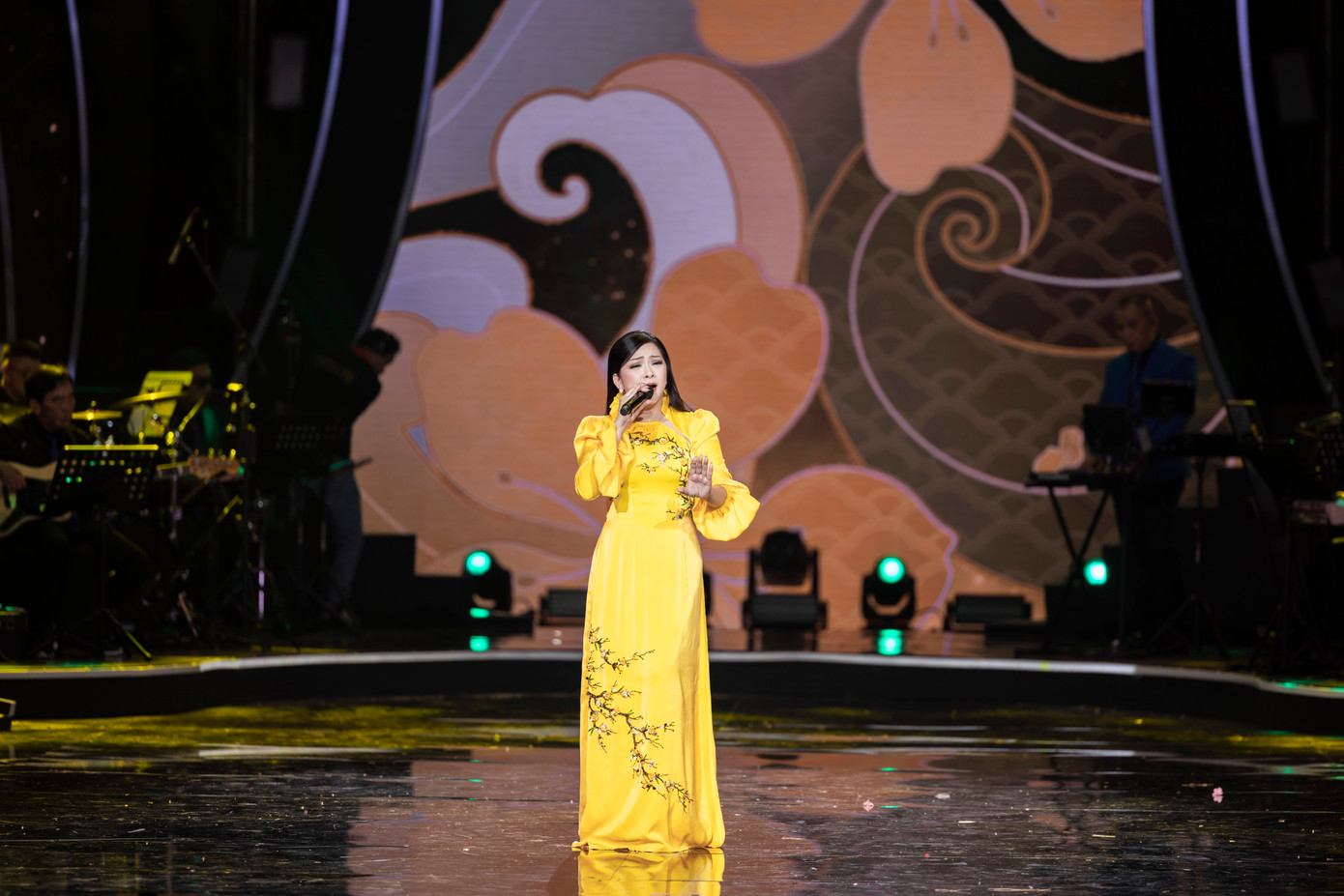 Ở cuối đêm diễn, Như Quỳnh và nhiều nghệ sĩ như danh ca Hương Lan, Họa Mi, Trường Vũ, Quang Lê, Dương Triệu Vũ, Hồ Văn Cường hát Xuân họp mặt. Nghệ sĩ gửi lời chúc khán giả đón năm mới trong những ngày cận Tết Nguyên đán.