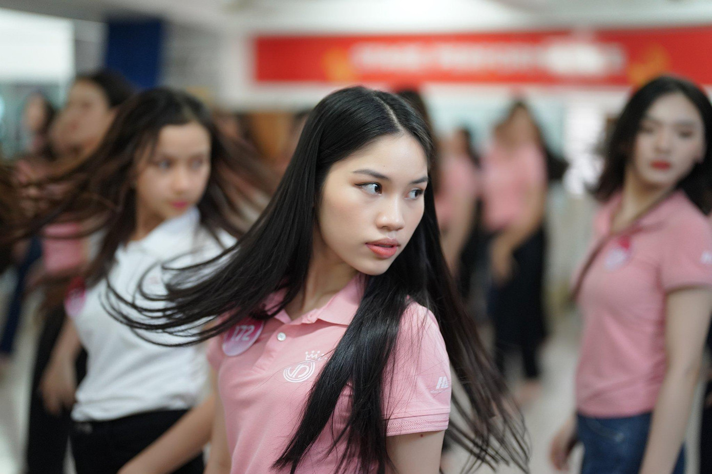 Bài biểu diễn trên sân khấu không chỉ chú trọng vào gương mặt, biểu cảm, các thí sinh phải làm chủ bước nhảy, tự tin nhất có thể để tỏa sáng trên sân khấu đêm chung khảo, chung kết Hoa hậu Việt Nam 2022.