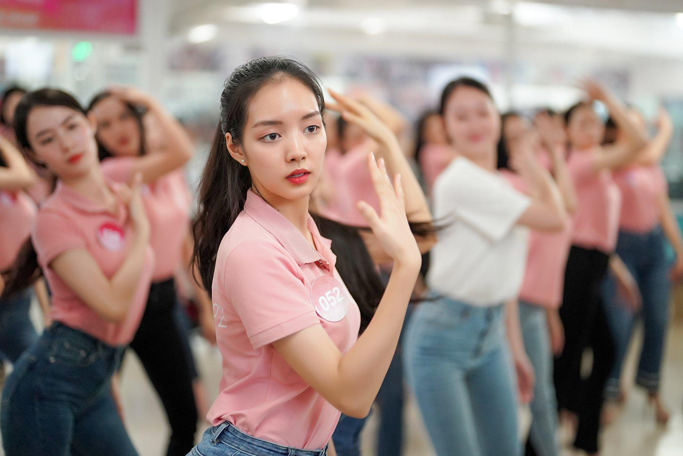 Ban đầu, các thí sinh gặp khó khăn khi gặp những bài nhảy nâng cao. Sau hơn nửa ngày tập luyện, các cô gái dần bắt nhịp được huấn luyện viên chuyên môn và thể hiện được động tác đẹp mắt.