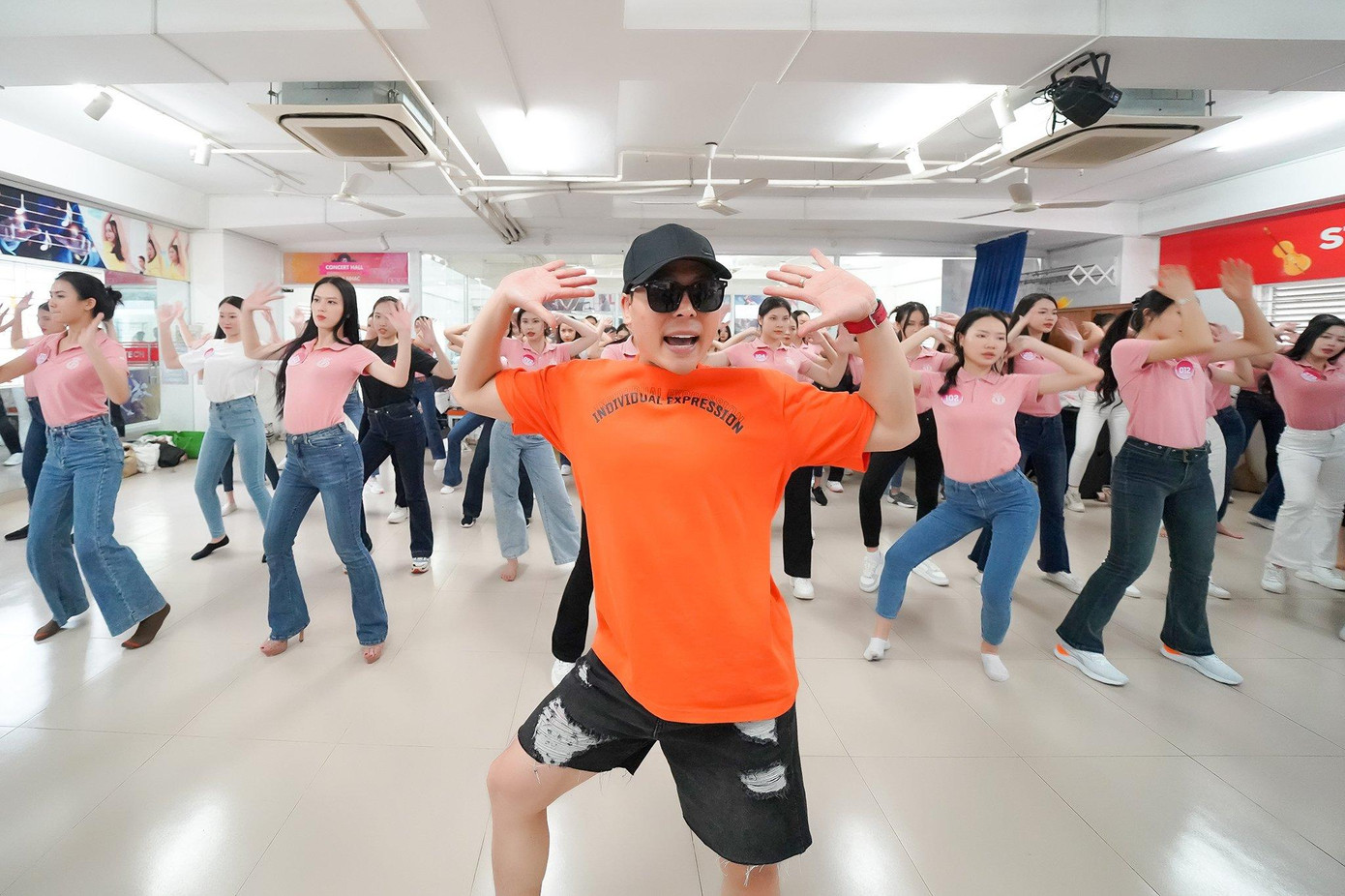 Ngày 18/11, thí sinh Hoa hậu Việt Nam có buổi tập luyện cùng biên đạo Khoa Nguyễn. Các thí sinh sẽ có màn đồng diễn, catwalk trên sân khấu dựa trên những bài giáo án của huấn luyện viên chuyên môn.