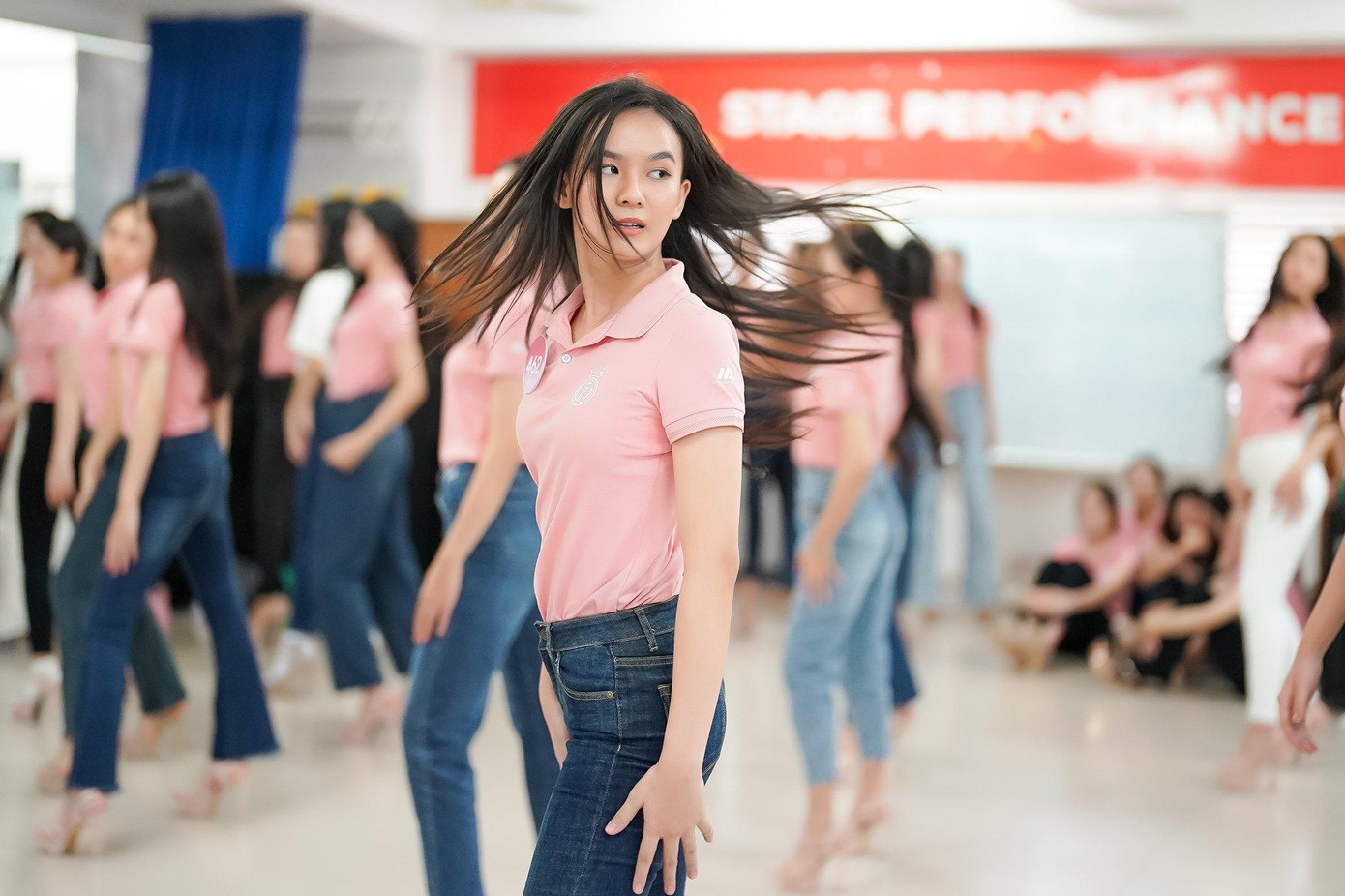 Chỉ sau một buổi tập luyện, biên đạo Khoa Nguyễn nói anh có niềm tin vào thí sinh. &quot;Tôi và thí sinh còn thêm các buổi tập trên sân khấu để giúp các bạn tỏa sáng nhất có thể&quot;, anh nói.