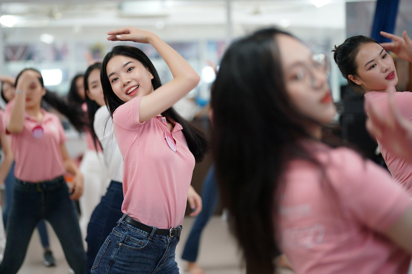 Chia sẻ với Tiền Phong, biên đạo Khoa Nguyễn cho biết anh không gặp khó khăn trong quá trình đào tạo các thí sinh. &quot;Hầu hết cô gái đều là gương mặt mới, nhưng do họ thuộc Gen Z, tiếp cận mạng xã hội nên không quá khó để bắt nhịp&quot;, anh Khoa Nguyễn nói.