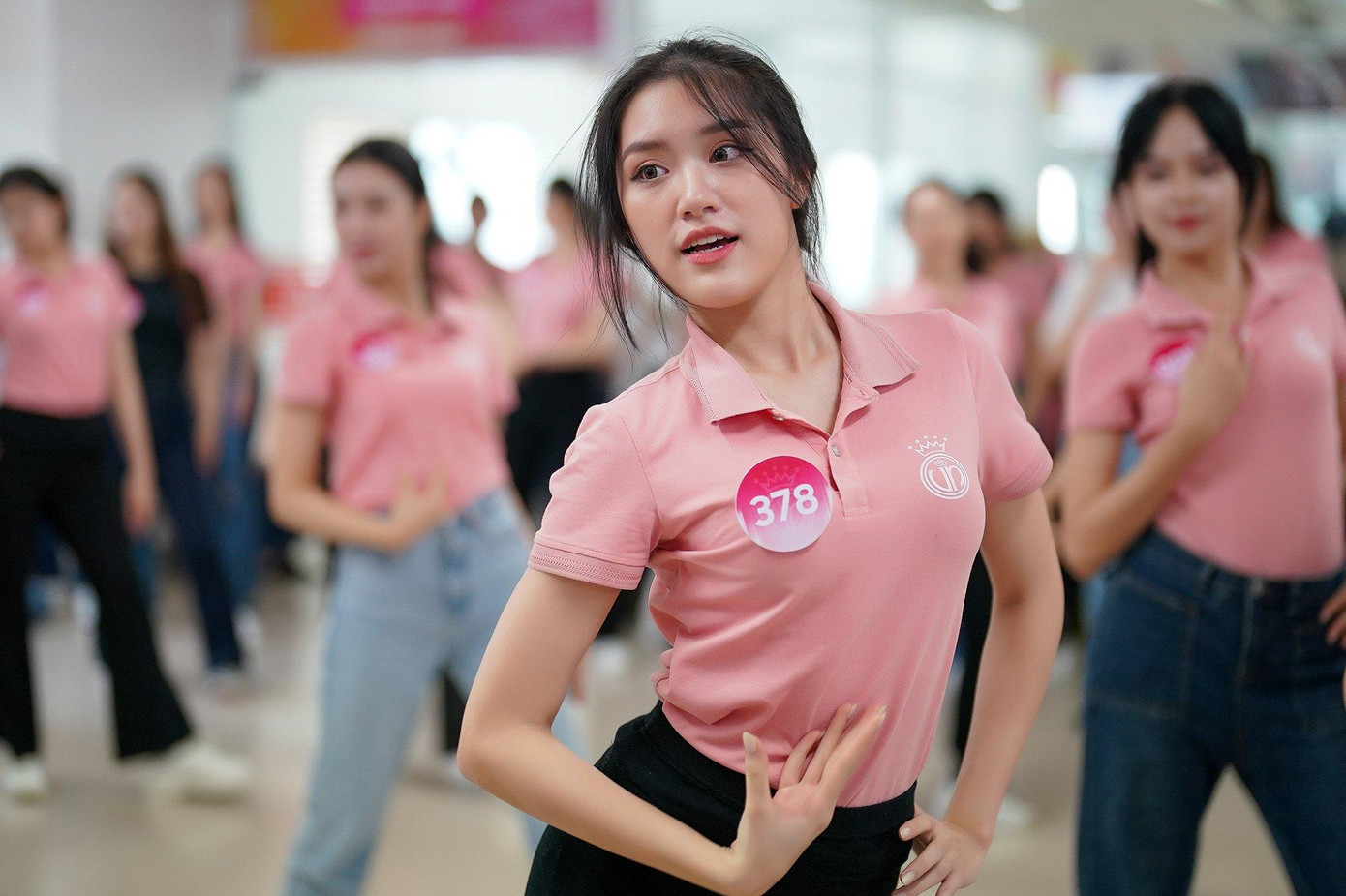 Càng gần đêm chung khảo, thí sinh càng bộc lộ nhiều khả năng ấn tượng. Là những gương mặt tương đối mới, nhiều cô gái thậm chí chưa tham gia bất kỳ cuộc thi nhan sắc nào, nhưng nhờ sự chỉ dẫn của huấn luyện viên chuyên môn, họ tự tin hơn.