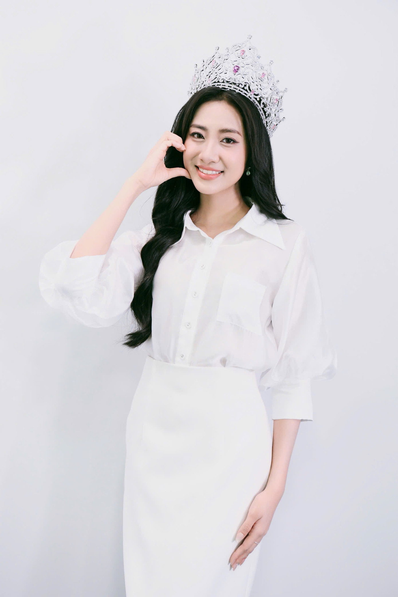 Cận sắc vóc của tân Hoa hậu Việt Nam Hà Trúc Linh. Cô khoe vẻ đẹp tự nhiên trong &quot;nguyên cây trắng&quot;, lối trang điểm và kiểu tóc tối giản.