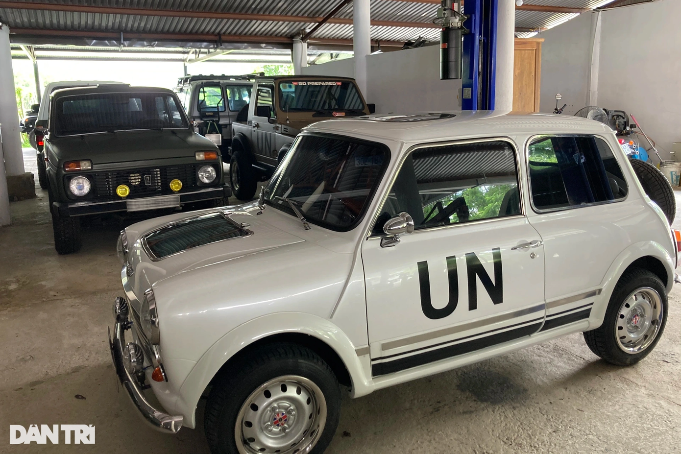 Các siêu xe của ông Vũ hầu hết được dán chữ UN. Vị Chủ tịch Trung Nguyên chia sẻ với phóng viên Dân trí rằng "UN" có nghĩa là United Nations - Liên Hiệp Quốc. Ông muốn dùng Liên Hiệp Quốc để định chế trung gian trong quá trình thực hiện "sứ mệnh siêu việt hóa dân tộc, minh triết cho toàn nhân loại".