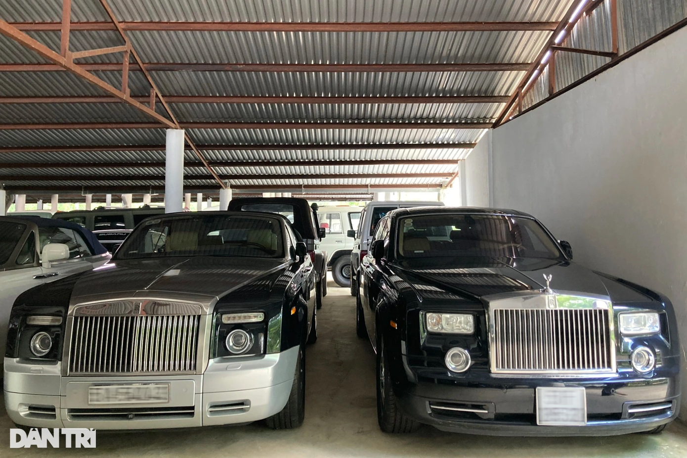 Với số lượng ước tính lên đến 500 chiếc, xe trong kho của ông Đặng Lê Nguyên Vũ thường được xếp cùng model, cùng thương hiệu ở cạnh nhau thành từng dãy. Bên cạnh siêu xe và xe sang, ông Vũ dành sự quan tâm nhất định cho các mẫu xe việt dã, xe địa hình.