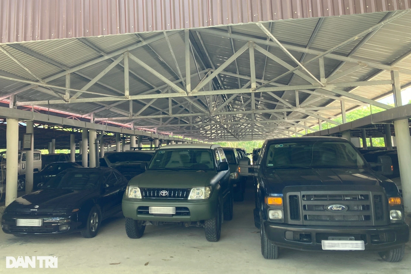 Không giống những garage xe tiện nghi đầy đủ và nhìn sang trọng, kho siêu xe của Chủ tịch Tập đoàn Trung Nguyên chỉ là các khu nhà tiền chế rộng, lợp tole, sàn xi măng, bốn bên bỏ trống. Đây không phải lần đầu ông Vũ chọn garage xe như vậy. Trước đó đã xuất hiện hình ảnh một nhà để xe khác của ông được lợp mái lá, bốn phía bỏ trống, rất đơn sơ nhất là khi so với giá trị của dàn xe.