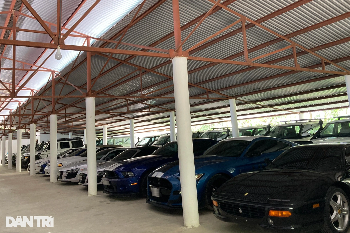 Không chỉ có sở thích sưu tầm nhiều mẫu siêu xe độc lạ, vị doanh nhân ngành cà phê còn có thú vui sở hữu xe theo từng cặp như Porsche 911 Turbo - Turbo S, Porsche 911 GT3 số sàn - số tự động, Ford Mustang Shelby thế hệ cũ - mới hay Aston Martin Vantage 007 Edition - F1 Edition.