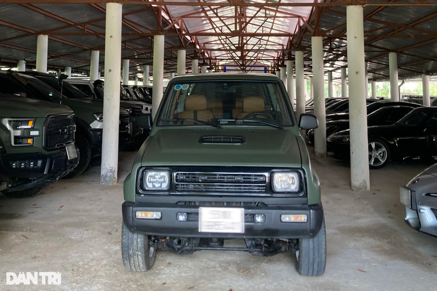 Vì nằm tách biệt trong trang trại nên kho xe cũng không cần cổng rào hay khóa.