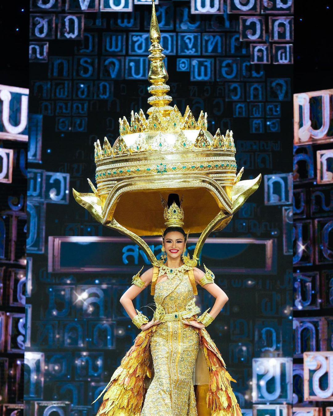 Vàng là tông màu chủ đạo trên sân khấu quốc phục Thái Lan. Trang phục hoành tráng, độc đáo, thể hiện tín ngưỡng chùa tháp xuất hiện áp đảo.