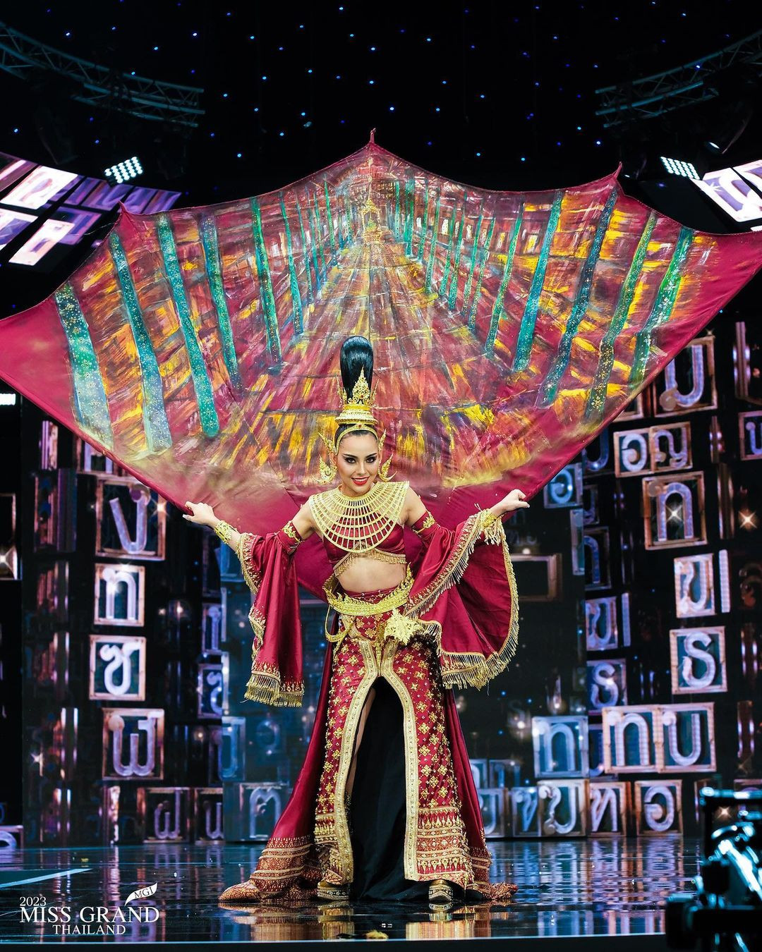 Một số thí sinh chọn văn hóa của dân tộc thiểu số khi trình diễn trang phục dân tộc.