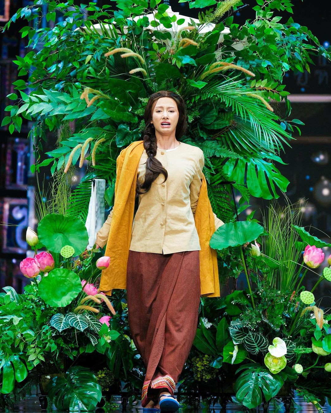 Bộ quốc phục phong cách &quot;cây nhà lá vườn&quot; được fan nhận xét khác biệt hoàn toàn với những bộ trang phục lộng lẫy. Đây cũng là trang phục đang được bàn tán nhiều nhất.