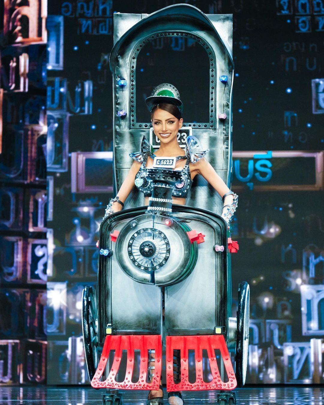 Sau khi xe Tuk Tuk của Thái Lan tại Miss Universe giành giải Best National Costume năm 2015, trang phục dân tộc tại các cuộc thi sắc đẹp ở xứ chùa vàng thay đổi chóng mặt theo hướng hiện đại.