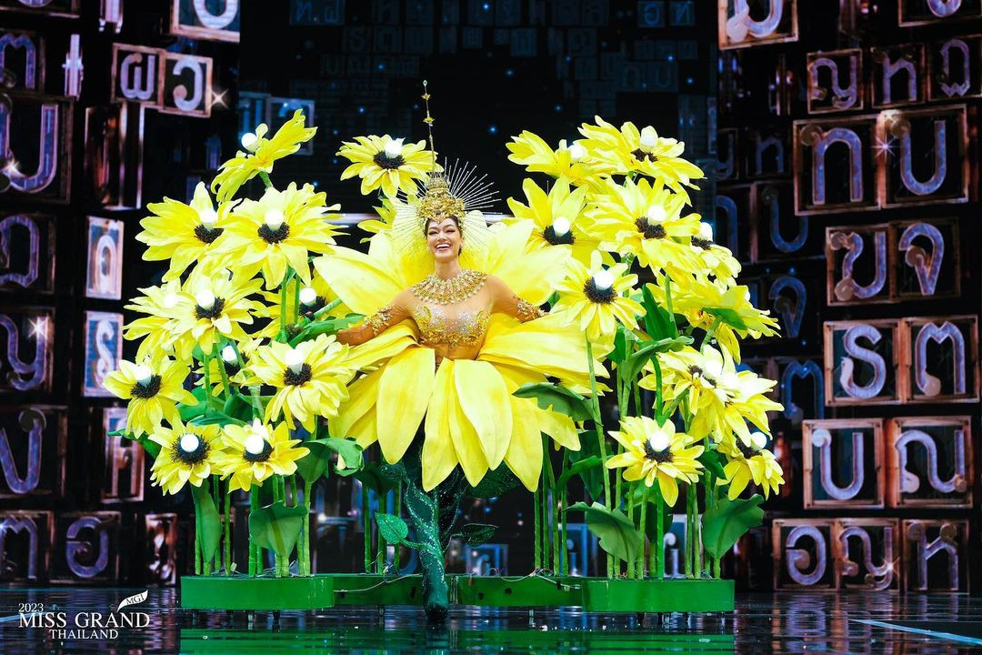 Thí sinh khiến khán giả lóa mắt khi mang &quot;rừng hoa&quot; lên sân khấu.