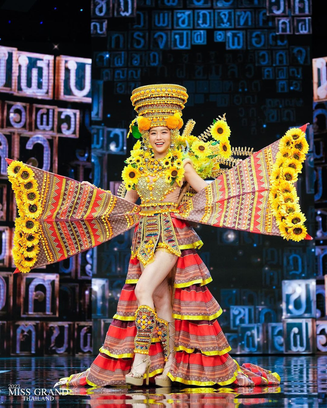 Một số thí sinh chọn văn hóa của dân tộc thiểu số khi trình diễn trang phục dân tộc.