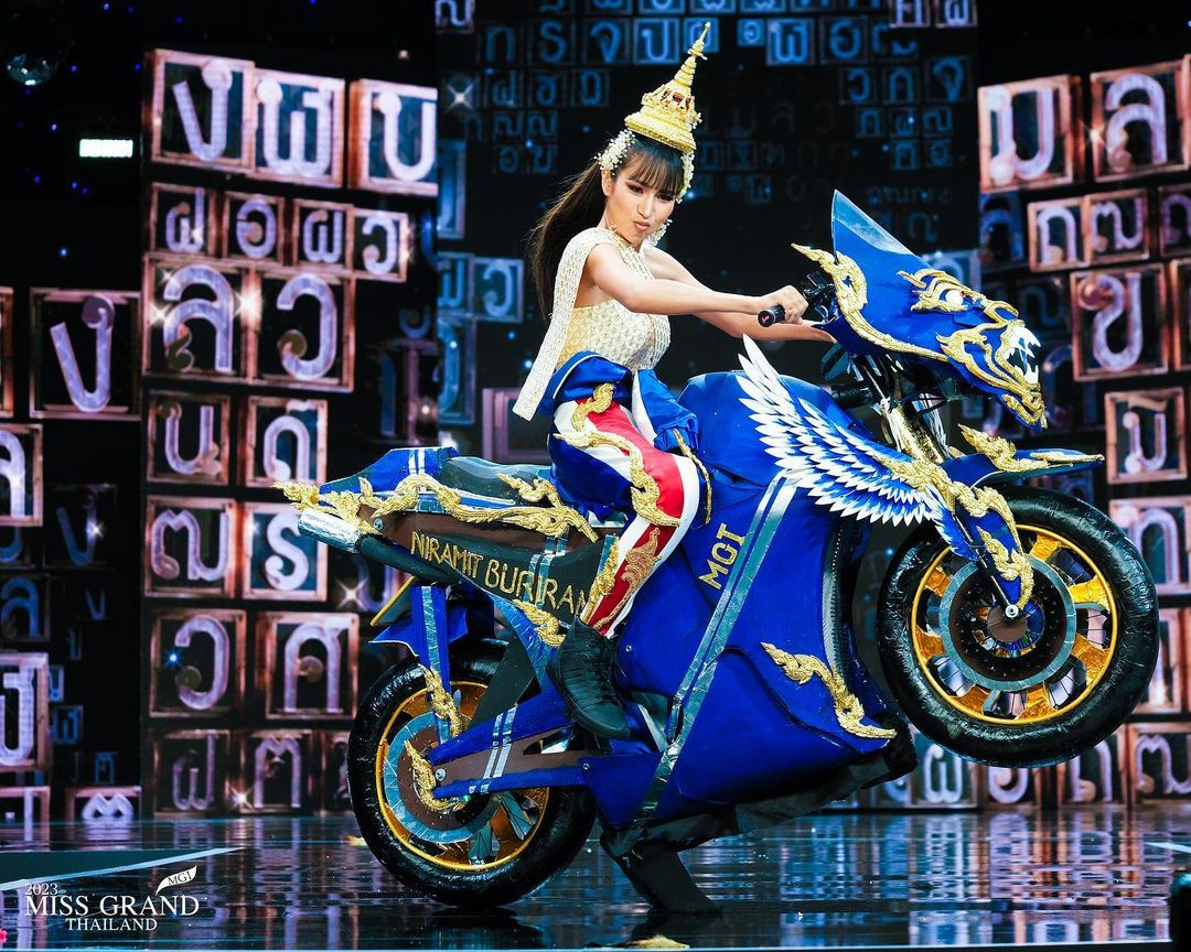 Trang phục dân tộc là phần thi được quan tâm bậc nhất tại các cuộc thi hoa hậu trong nước và quốc tế. Đêm thi quốc phục tại Miss Grand Thailand tối 23/4 chứng kiến nhiều thí sinh mang nét độc đáo lên sân khấu. Một thí sinh tạo dấu ấn với tạo hình mặc trang phục dân tộc chạy xe phân khối lớn thể hiện hình ảnh của Thái Lan.
