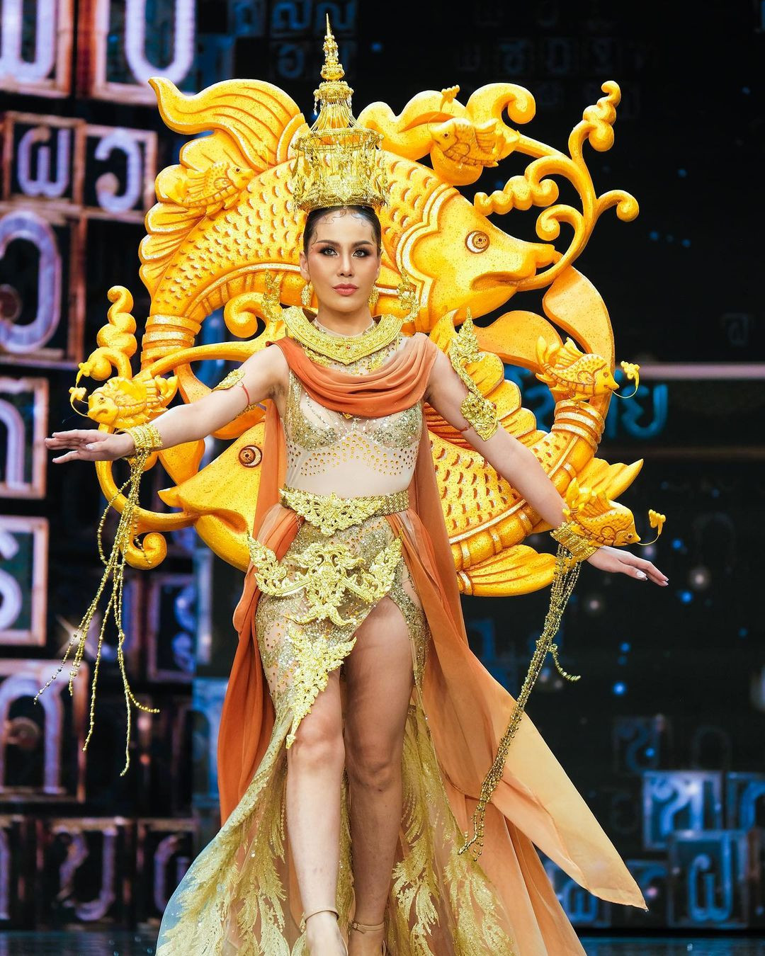 Vàng là tông màu chủ đạo trên sân khấu quốc phục Thái Lan. Trang phục hoành tráng, độc đáo, thể hiện tín ngưỡng chùa tháp xuất hiện áp đảo.