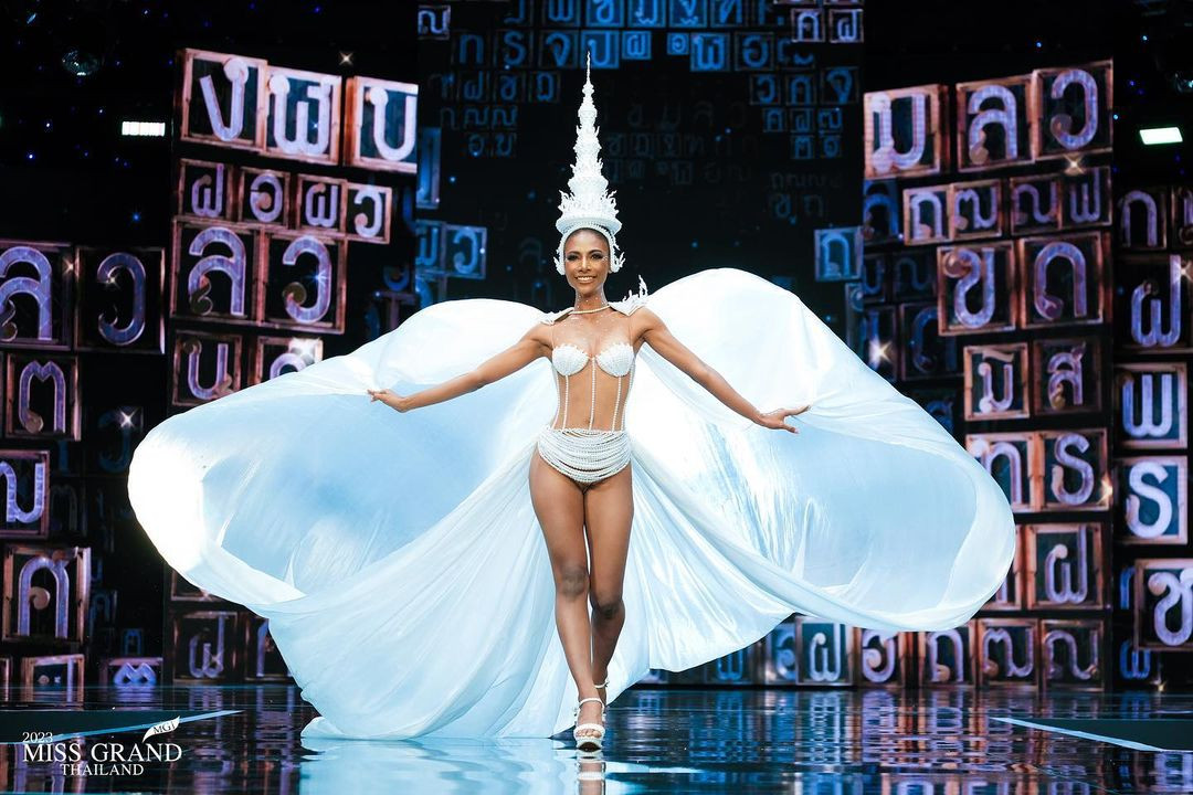 Một trong những bộ &quot;quốc phục&quot; gây tranh cãi vì đội chùa tháp nhưng thiếu vải quá đà.