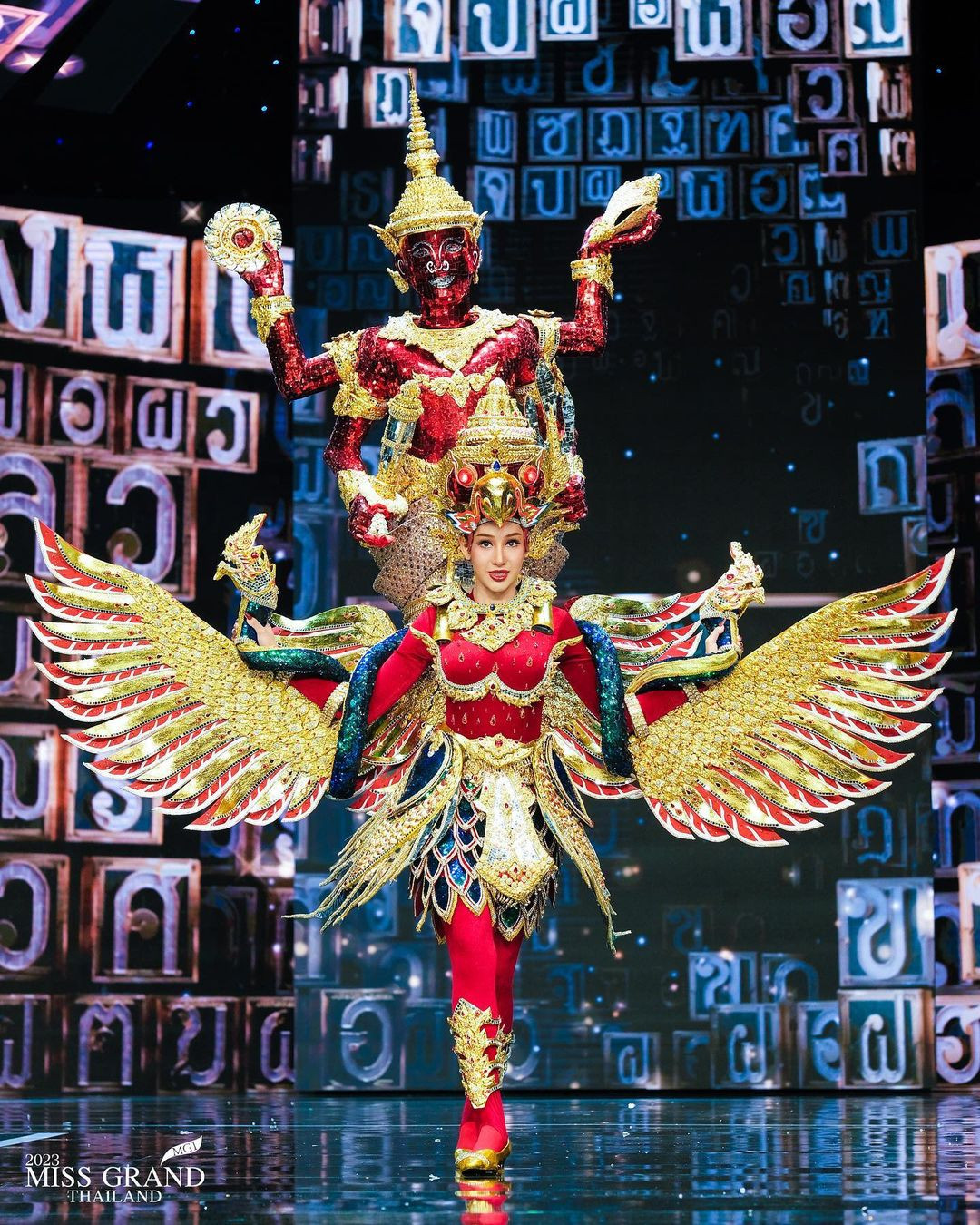 Trang phục tôn thờ các vị thần Thái Lan được thí sinh đặc biệt yêu thích.