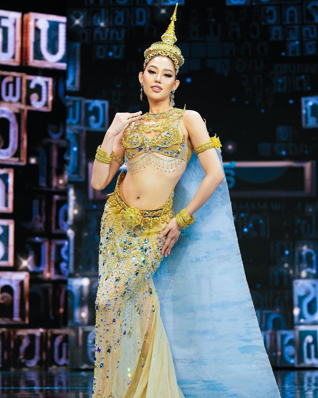 Tín ngưỡng Phật giáo được tôn sùng tuyệt đối ở Thái Lan. Hình ảnh chùa tháp được thí sinh Miss Grand Thailand chú trọng và biến tấu theo nhiều trang phục khác nhau, từ chiến binh đến hình ảnh quý tộc với trang sức vàng lộng lẫy.