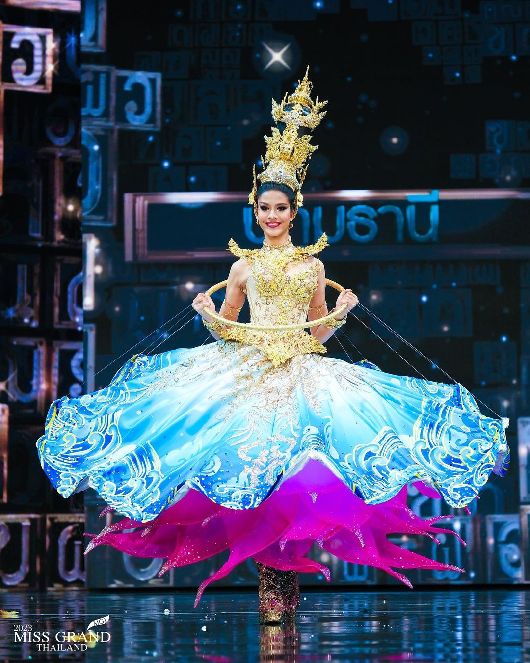 Một số thí sinh khác lại chọn trang phục sặc sỡ để tạo ấn tượng.