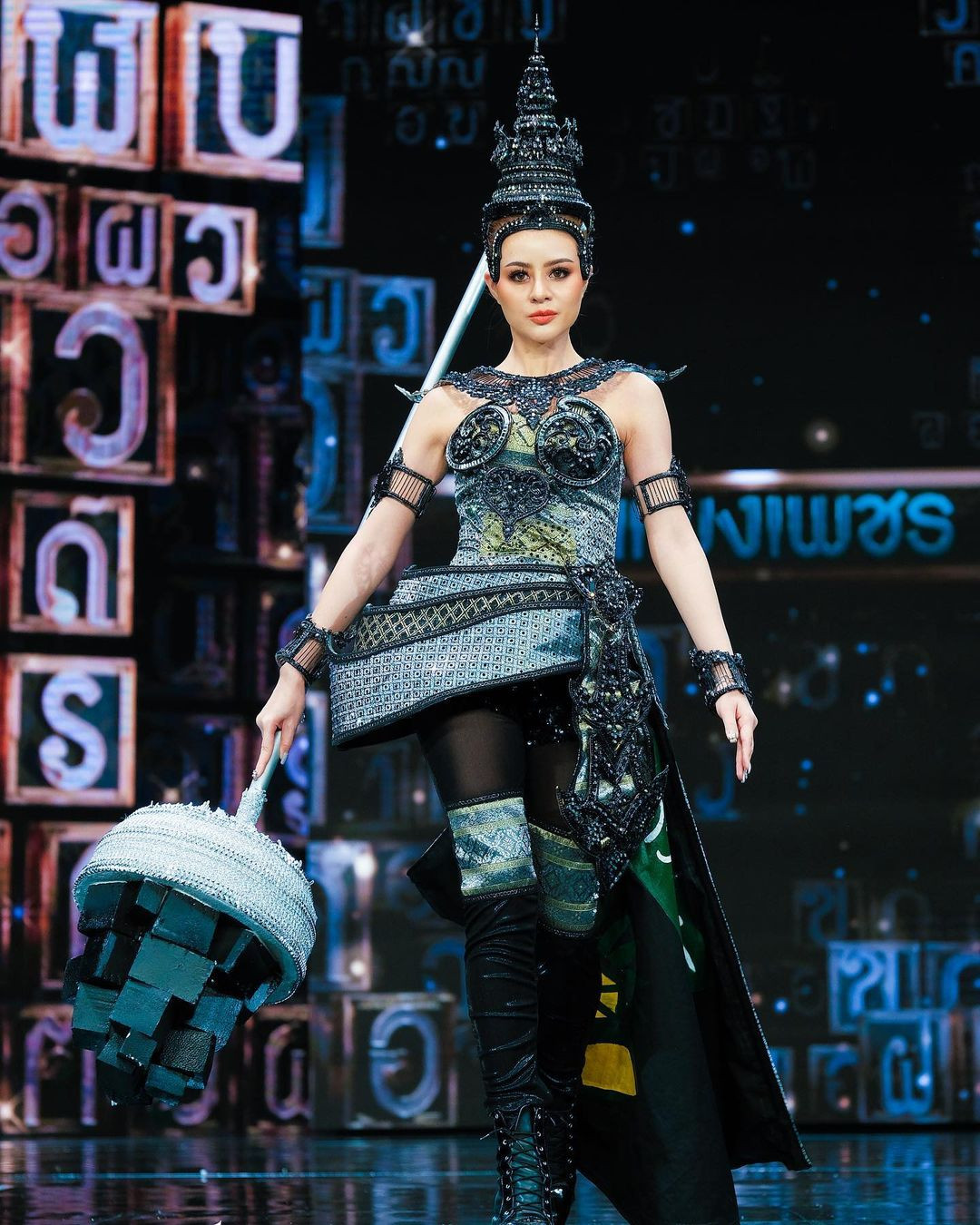 Tín ngưỡng Phật giáo được tôn sùng tuyệt đối ở Thái Lan. Hình ảnh chùa tháp được thí sinh Miss Grand Thailand chú trọng và biến tấu theo nhiều trang phục khác nhau, từ chiến binh đến hình ảnh quý tộc với trang sức vàng lộng lẫy.