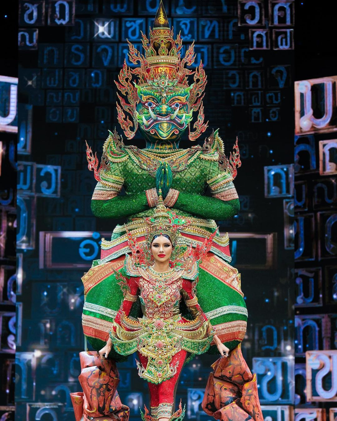 Trang phục tôn thờ các vị thần Thái Lan được thí sinh đặc biệt yêu thích.