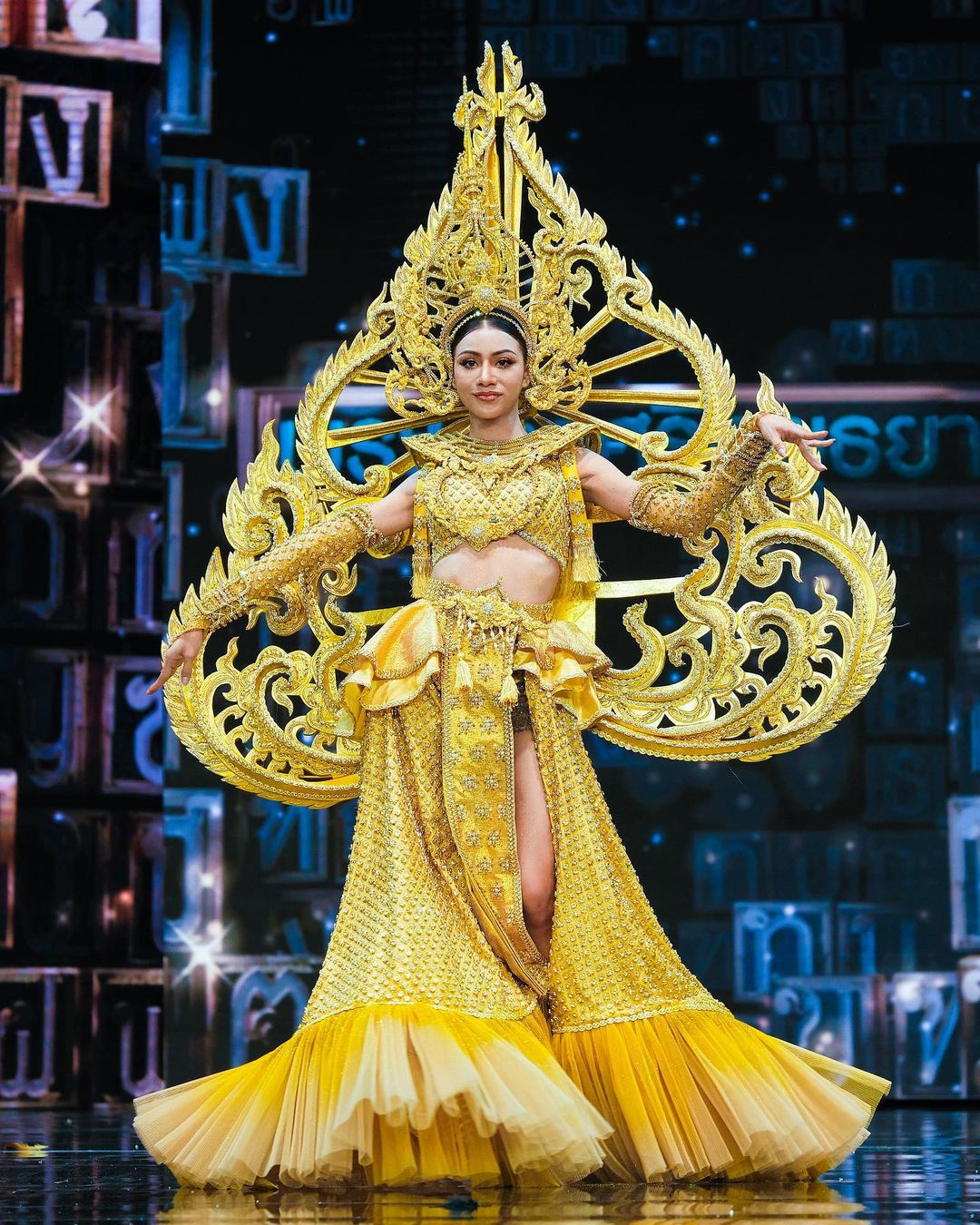 Vàng là tông màu chủ đạo trên sân khấu quốc phục Thái Lan. Trang phục hoành tráng, độc đáo, thể hiện tín ngưỡng chùa tháp xuất hiện áp đảo.