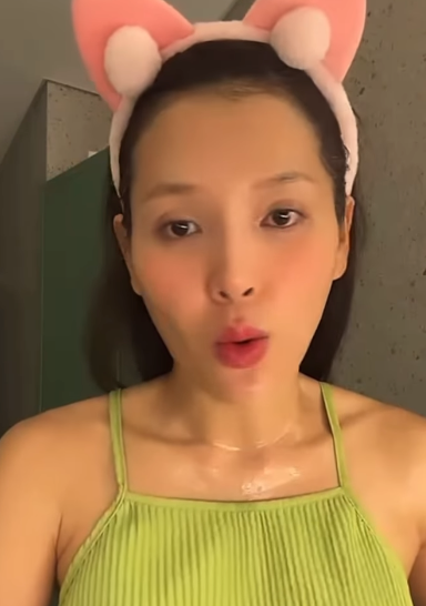 Phương Trinh Jolie tiếp tục bị chỉ trích khi tiếp tục livestream giải thích.