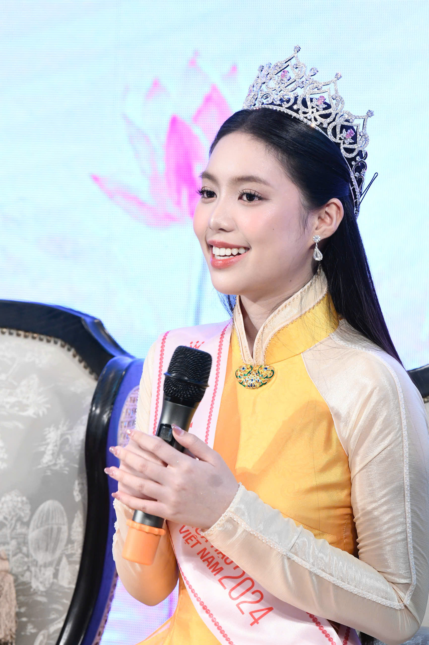 Á hậu 1 Châu Anh cho biết cô hạnh phúc khi lần đầu thi nhan sắc và đạt được danh hiệu danh giá. Tân Á hậu Việt Nam - thiếu úy quân nhân - nói thêm cô muốn mang đến hình ảnh cô gái sống kỷ cương, lan tỏa sự tích cực đến cộng đồng.