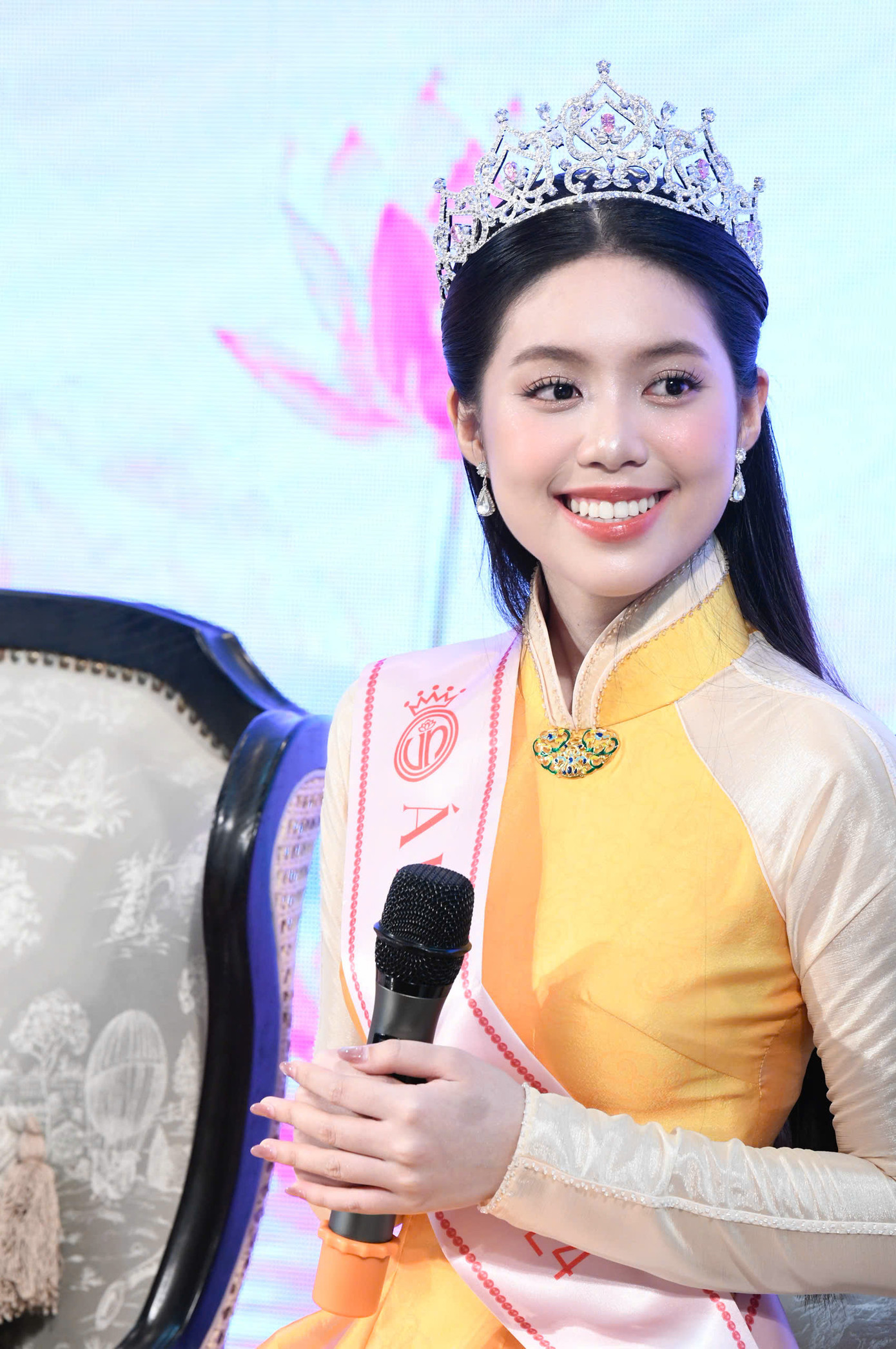 Á hậu 1 Châu Anh cho biết cô hạnh phúc khi lần đầu thi nhan sắc và đạt được danh hiệu danh giá. Tân Á hậu Việt Nam - thiếu úy quân nhân - nói thêm cô muốn mang đến hình ảnh cô gái sống kỷ cương, lan tỏa sự tích cực đến cộng đồng.