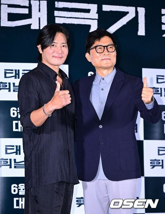 Tham dự buổi kỷ niệm có nam chính Jang Dong Gun và đạo diễn Kang Je Gyu. Màn tái hợp sau 20 năm của hai sao lớn trong lĩnh vực điện ảnh thu hút sự quan tâm của truyền thông và khán giả Hàn Quốc.