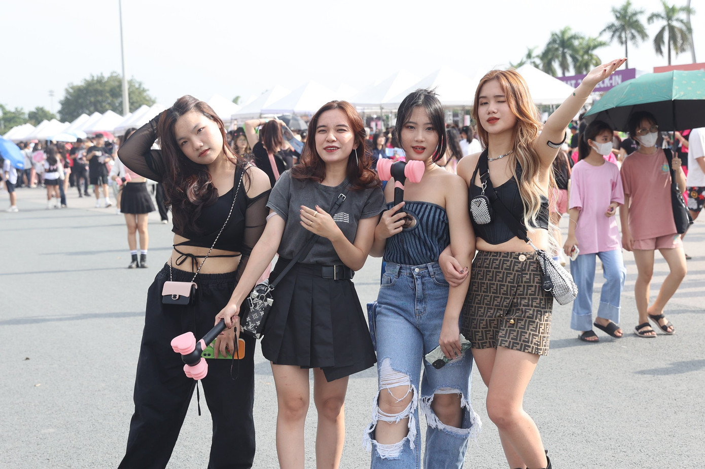 Nhóm bạn trẻ sẵn sàng búa hồng, phụ kiện để vào xem show. So với ngày 29/7, phong cách của khán giả xem show BlackPink đa dạng hơn.