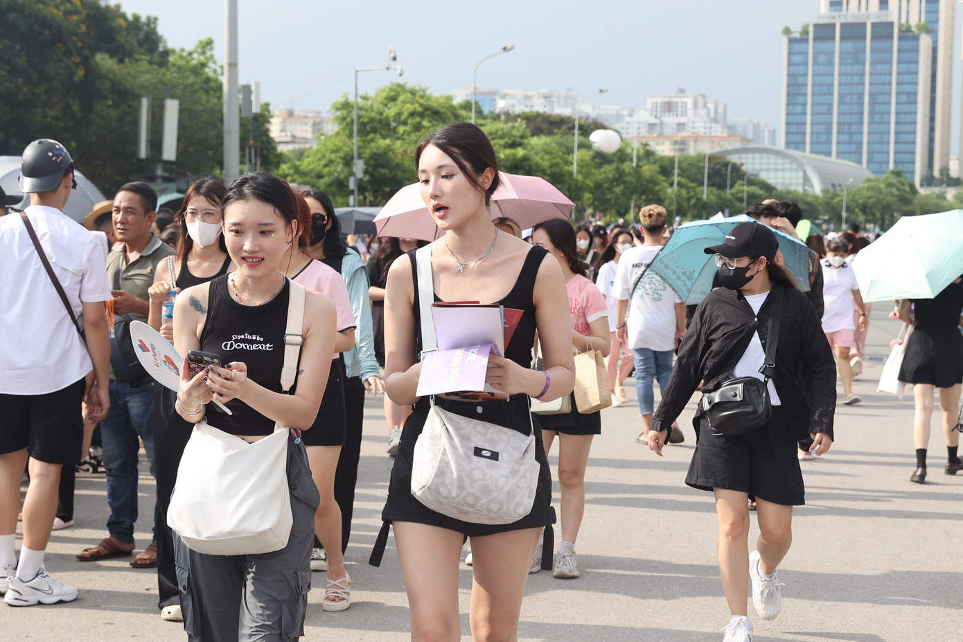 Rút kinh nghiệm từ việc mưa - nắng thất thường ở đêm 29/9, nhiều người trang bị dù, ăn mặc thoáng mát xem show ca nhạc.