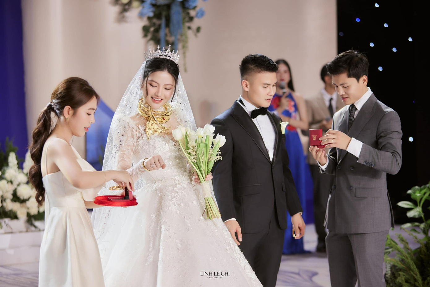 Sau buổi rước dâu bằng xế hộp trị giá 16 tỷ đồng, Quang Hải tổ chức tiệc cưới chính tại sân bóng ở Đông Anh, Hà Nội. Bữa tiệc có đến 1.200 khách mời, 200 mâm cỗ. Trước tiệc, cô dâu và chú rể được chúc phúc, tặng quà cưới với trang sức vàng và nhiều món đồ giá trị.