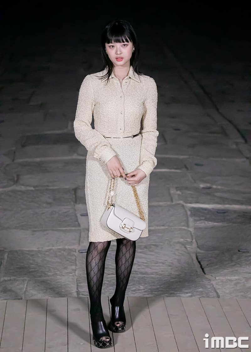 Hanni (NewJeans) là đại sứ thương hiệu của nhà mốt nổi tiếng. Cô diện bộ trang phục thể hiện tinh thần nhà mốt là cổ điển và tinh tế. Tuy nhiên, ca sĩ gốc Việt bị nhận xét trông già dặn hơn so với tuổi 18.