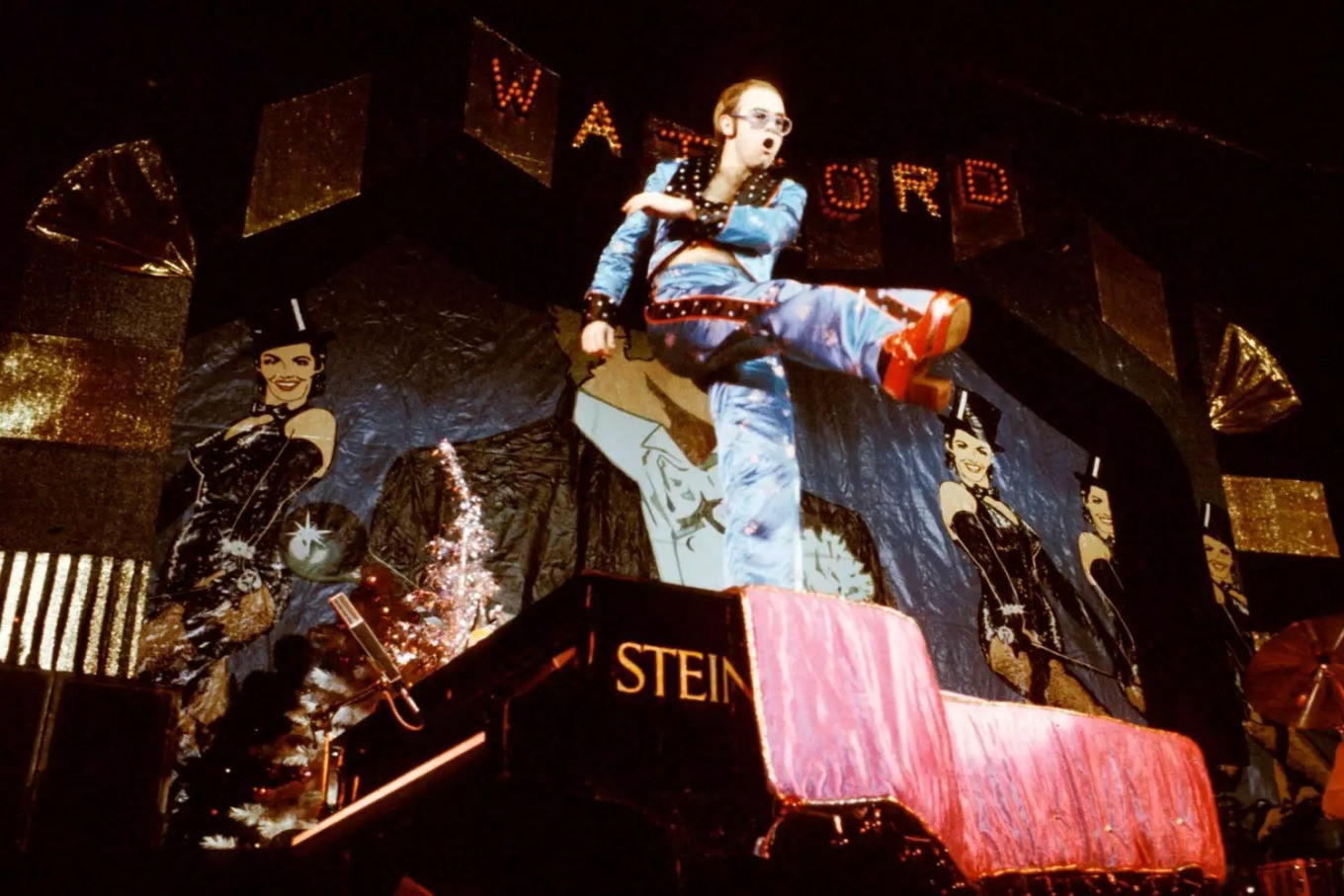 Những đôi giày cao gót "chứng kiến" nhiều cuộc khủng hoảng kinh tế. Những đôi giày cao gót "chứng kiến" nhiều cuộc khủng hoảng kinh tế.