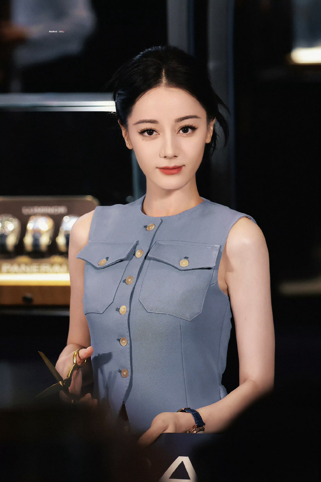 Địch Lệ Nhiệt Ba rạng rỡ tại sự kiện.