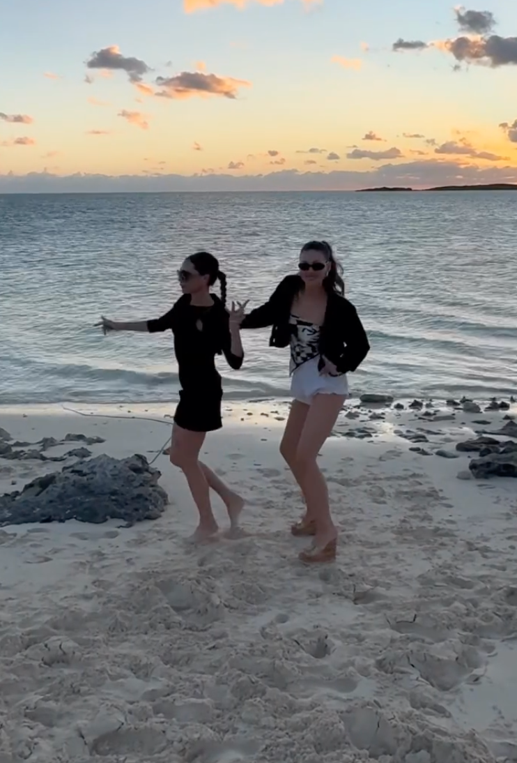 Khoảnh khắc mẹ chồng - con dâu thân thiết gây sốt.