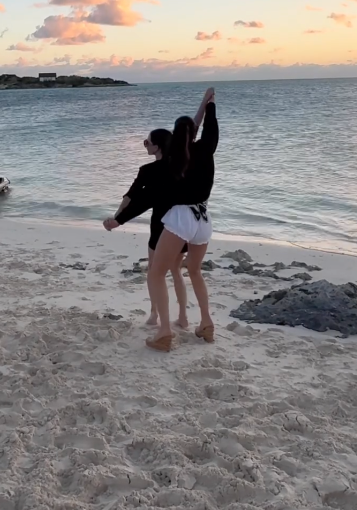 Khoảnh khắc mẹ chồng - con dâu thân thiết gây sốt.