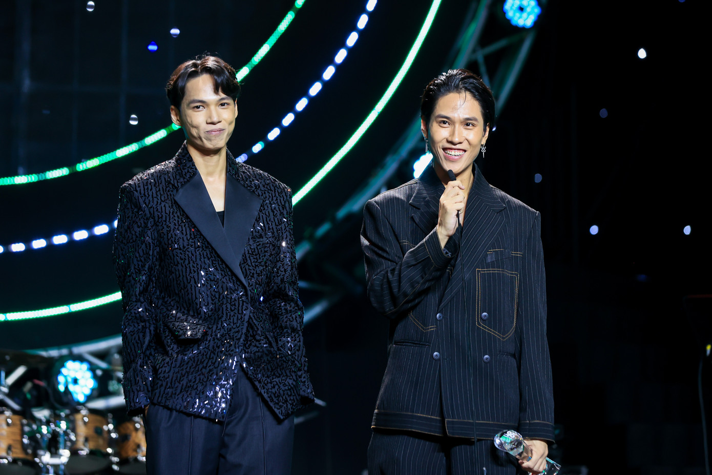 Đại diện Hội đồng chuyên môn gồm nhà sản xuất Nguyễn Hải Phong và Dương Khắc Linh xướng tên giải Hòa âm phối khí cho hai producer 2pillz và NewL với ca khúc Nếu lúc đó.