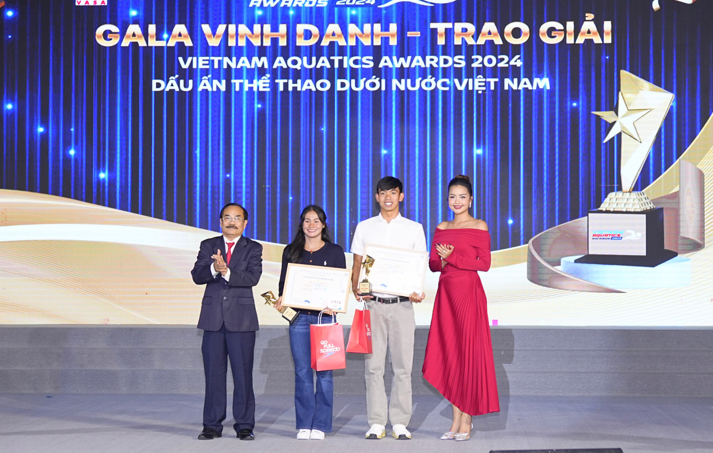 VĐV Nguyễn Huy Hoàng và Võ Thị Mỹ Tiên (ảnh trên) cùng VĐV Nguyễn Thúy Hiền và Dương Văn Hoàng Quy nhận cúp và bằng vinh danh từ đại diện ban tổ chức.